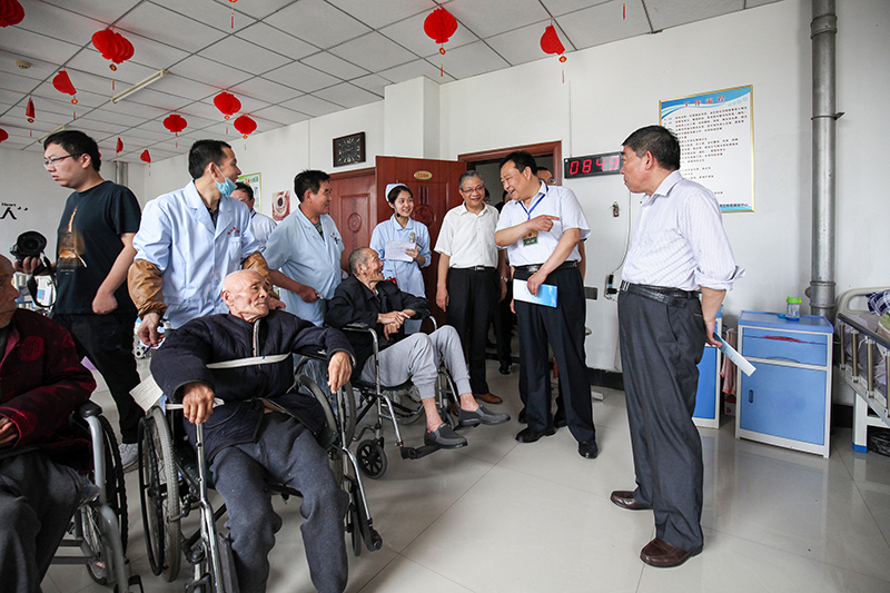 推进新旧动能转换,5月15日,微山县人大常委会副主任盛波带领部分