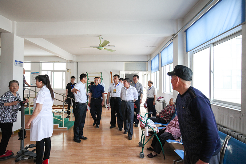 推进新旧动能转换,5月15日,微山县人大常委会副主任盛波带领部分