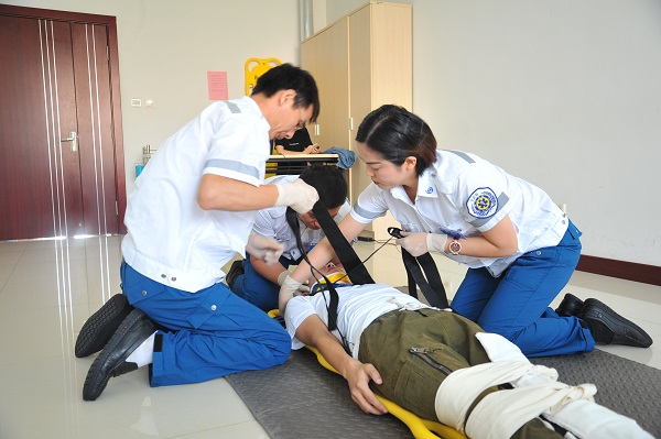 决赛分急救理论知识考试与急救技能操作两部分,其中理论考试包括基础